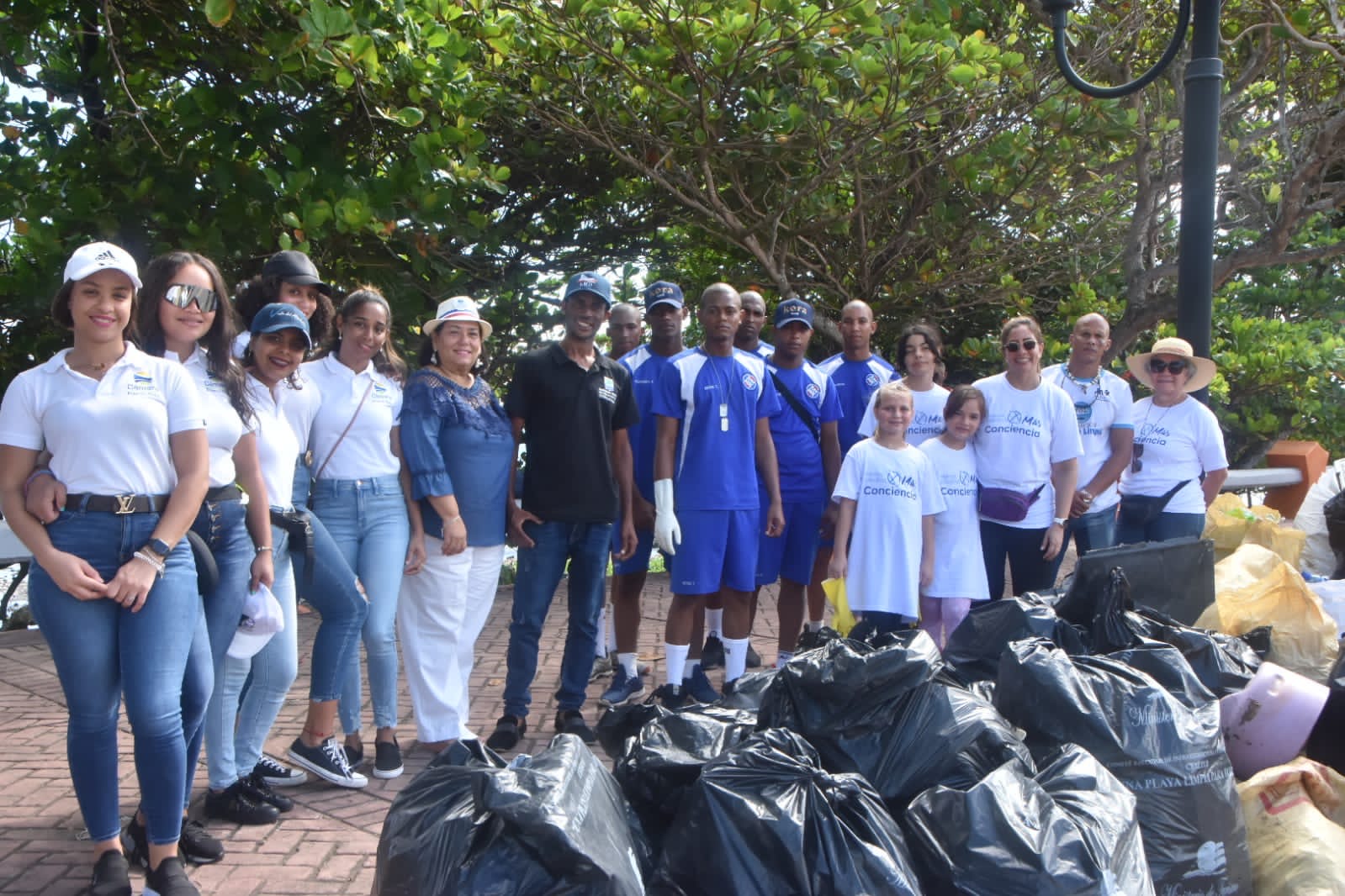 Instituciones de Puerto Plata reafirman su compromiso de preservar medio ambiente con limpieza de costas