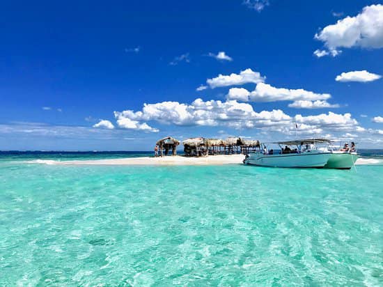 Incremento turistas alocéntricos trajo a Puerto Plata a viajeros psicocéntricos y éstos motivaron la creación de hoteles, restaurantes y los servicios turísticos acostumbrados