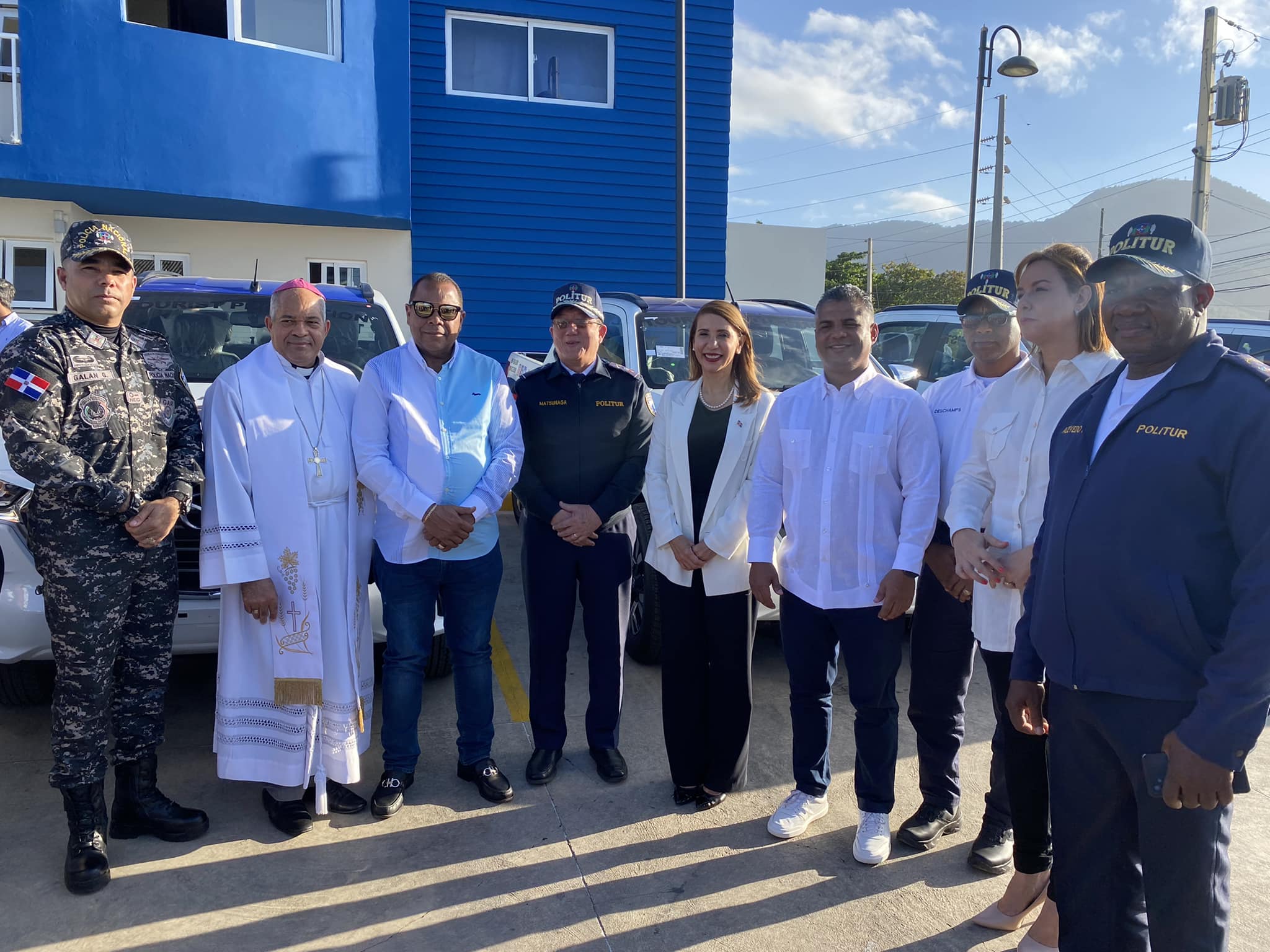 Gobernadora asegura entrega de cinco camionetas a POLITUR fortalecerá seguridad del destino Puerto Plata