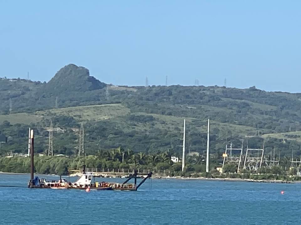 Medio Ambiente autoriza reanudación dragado del puerto local tras varias semanas de ser paralizado por dañar corales y Playa de Costámbar