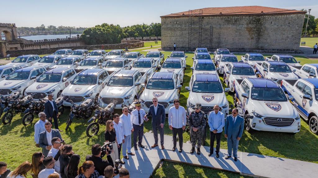 Presidente Abinader y ministro Collado entregan vehículos para fortalecer seguridad turística