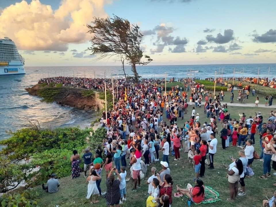 Miles despidieron a ambos lados y desde un pequeño promontorio de la puntilla del malecón al “Wonder of the Seas”, el crucero más grande del mundo