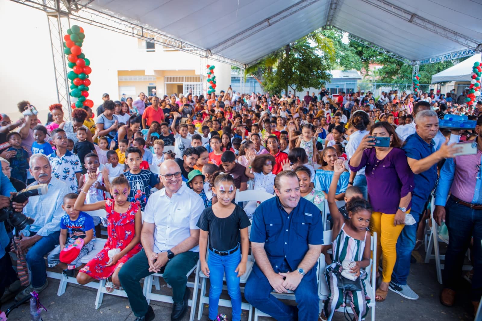 Ministro Administrativo de la Presidencia, José Ignacio Paliza, dona cientos de valiosos juguetes a niños de Montellano