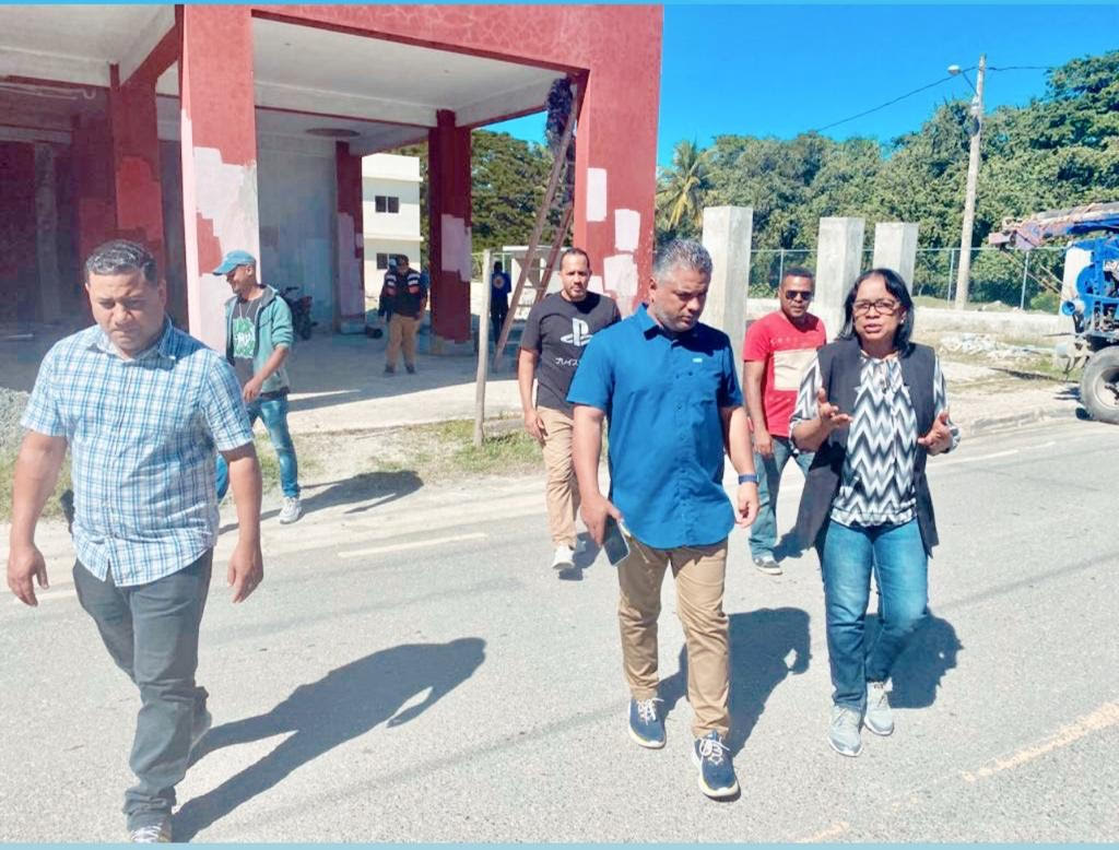 Director Regional Norte de Turismo supervisa obras que ejecuta el Ministerio de Turismo en Maimón