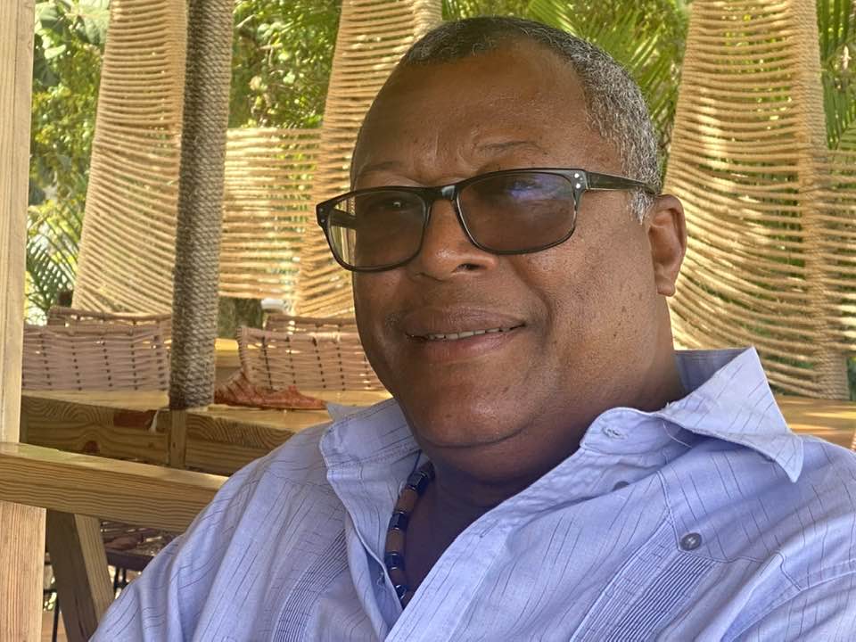 Asociaciones y dueño del restaurante “El Carey” prometen convertir la playa de Costámbar en la más limpia de la costa norte