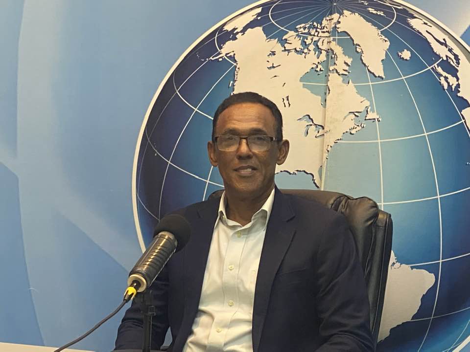 Valentín Hernández proclamó que cuando la alcaldesa María Elena Ramos se fue del PLD al PRM metió los dos pies en un zapato y se quedó en el aire