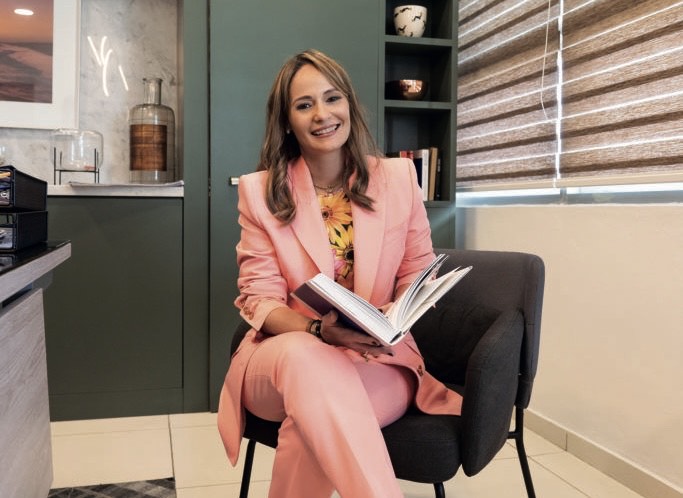 Patricia Mejía asegura proyecto de plazas sacará de la informalidad a los playeros de Sosúa y los convertirá en pequeños empresarios