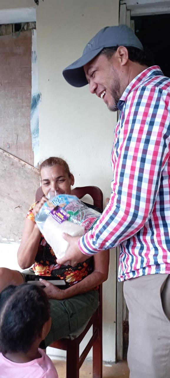 Periodista y precandidato a diputado realiza entrega de combos de habichuelas con dulce en sectores de Puerto Plata