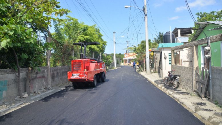 MOPC y Alcaldía asfaltan calles del sector El Javillar, San Felipe de Puerto Plata