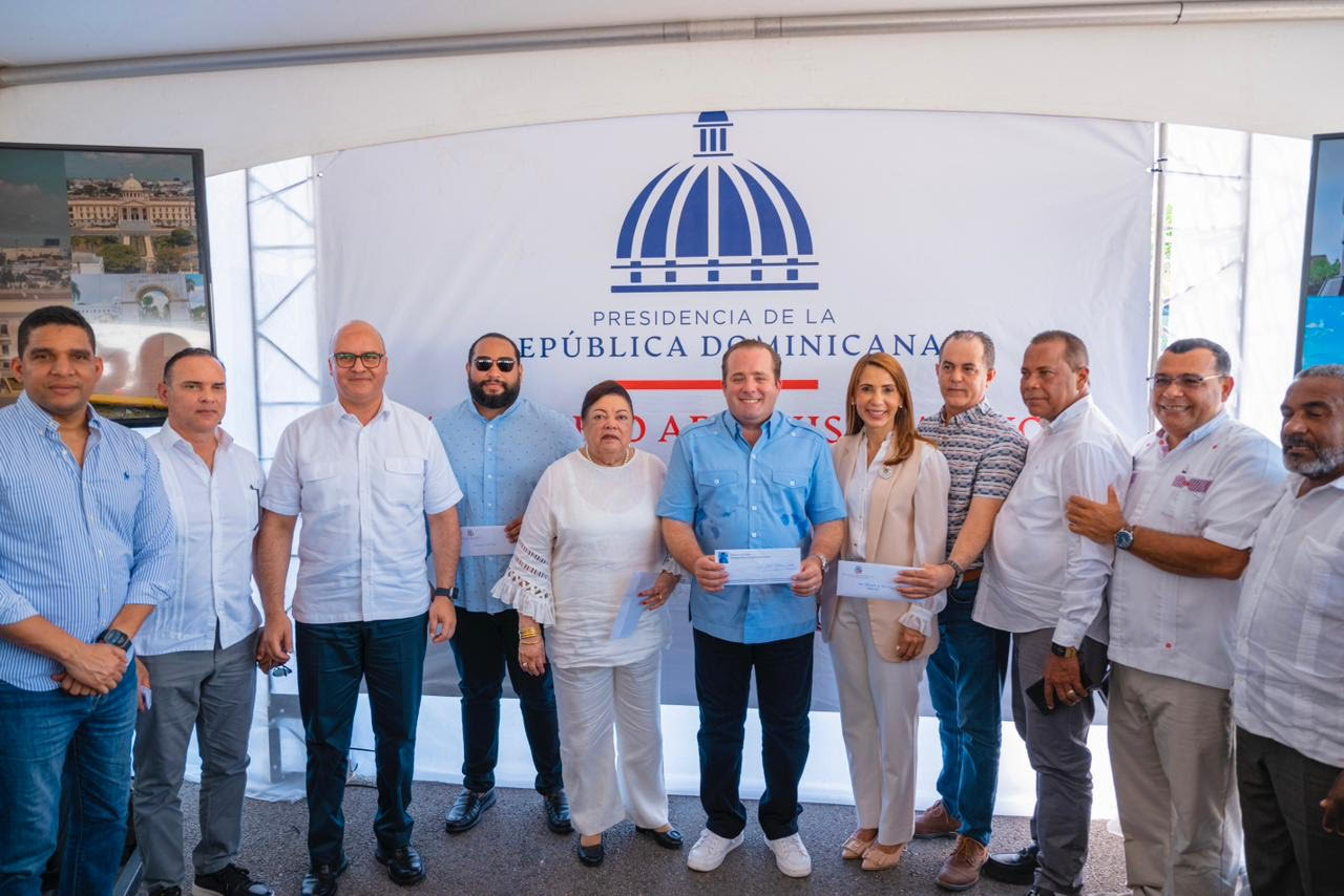 Ministro José Paliza entrega RD$11 millones para obras y actividades deportivas en Puerto Plata