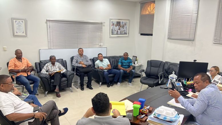 Alcalde Roquelito García se reúne con líderes del mercado municipal antes de su inauguración