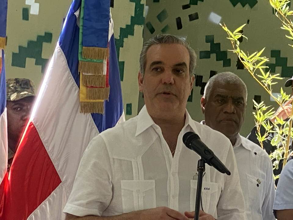 Dirigentes de gremios de la comunicación solicitan viviendas, locales, pensiones y hasta la reelección al presidente Luis Abinader