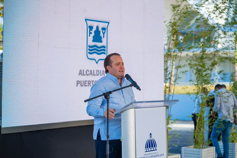 Ministro de la Presidencia promete donar autobús a gremios de comunicadores de esta provincia