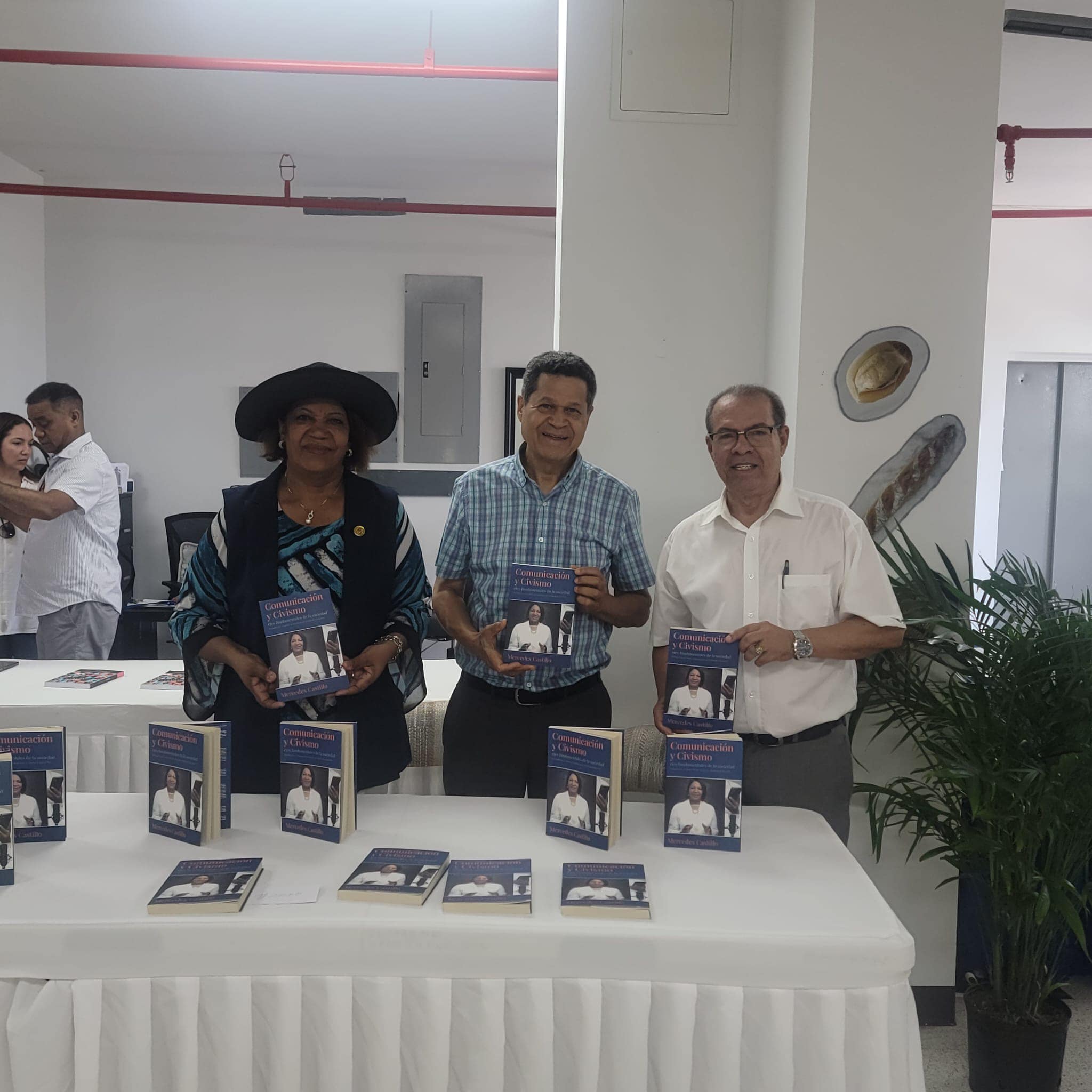 Quedó abierta la Primera Feria Internacional del Libro de Periodistas-Escritores dedicada al comunicador José Acosta y a la provincia Hermana Mirabal