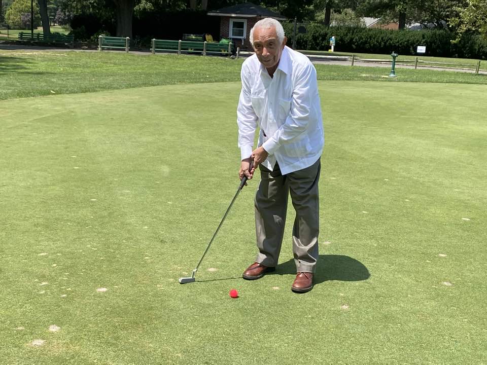 Maestro Rafael Solano hizo saque de honor en apertura Primer Clásico Anual de Golf celebrado en el Einsenhower Park Golf Courier