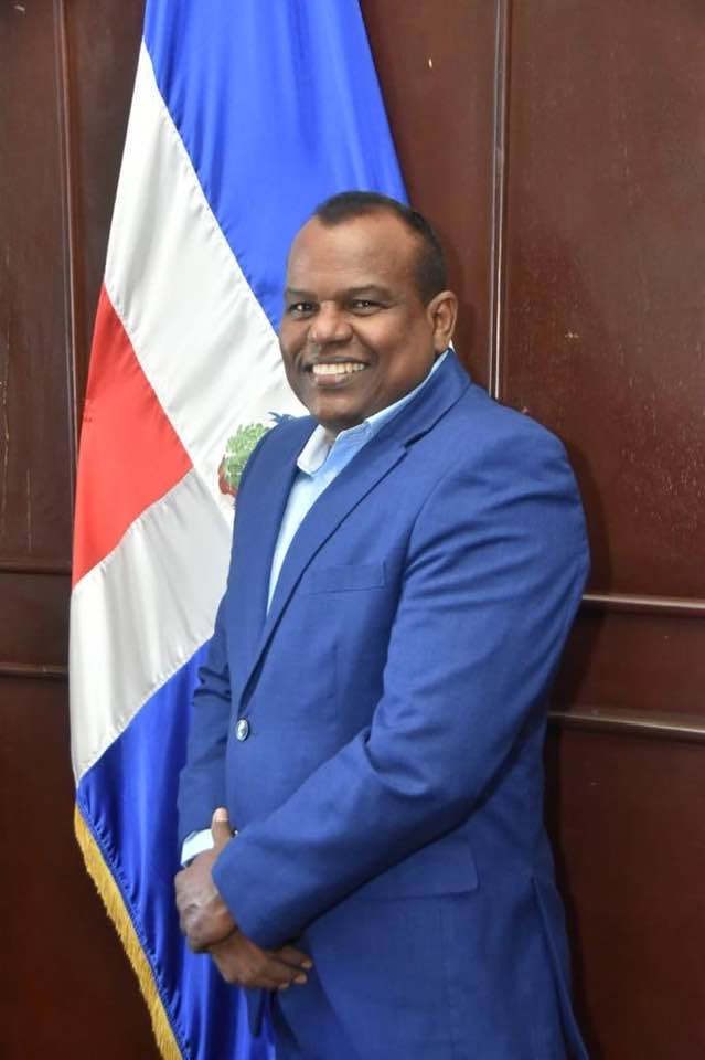 Regidor Arnulfo Ferreras presenta proyecto de resolución para que designen parque con el nombre de Puertoplateños Ausentes