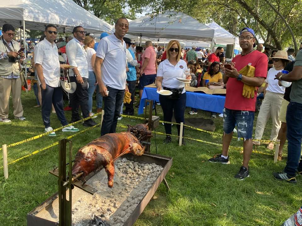 Hermanos Román tendrán que pedir a Cristo el milagro de multiplicar el cerdo que asan cada año en Encuentro de los Puertoplateños
