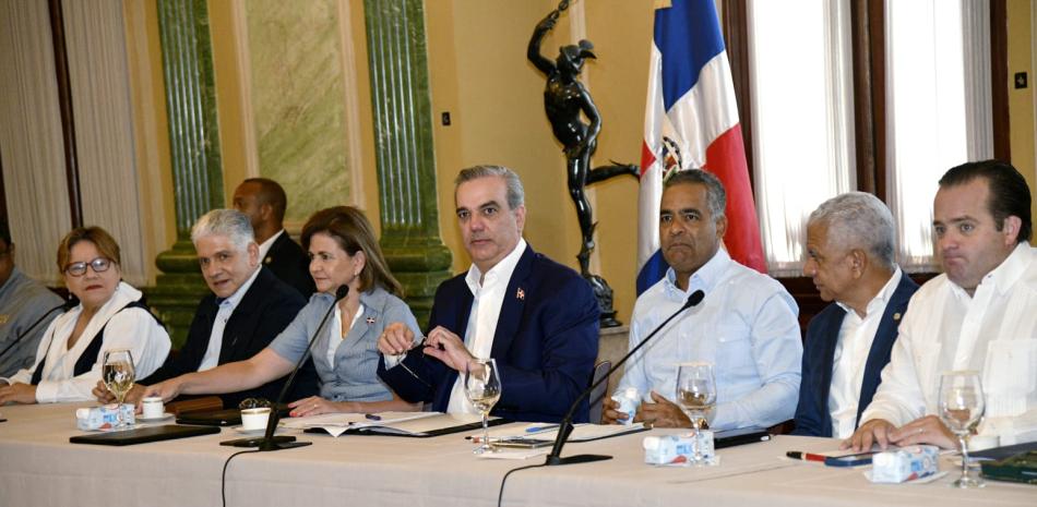 Abinader evalúa daños de la tormenta Franklin con sus principales funcionarios