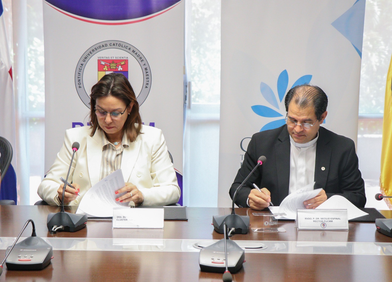 PUCMM y Clúster Turístico de Puerto Plata firman convenio interinstitucional
