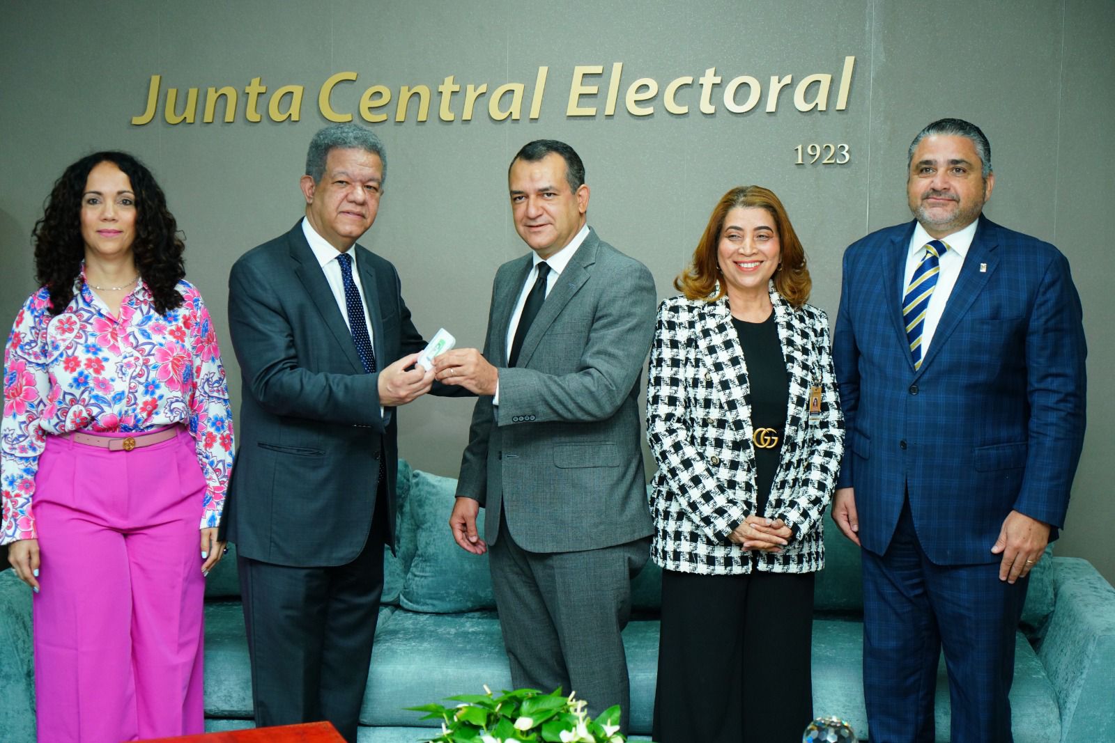 LF entrega a la JCE el padrón de la FP; mayoría son mujeres y jóvenes