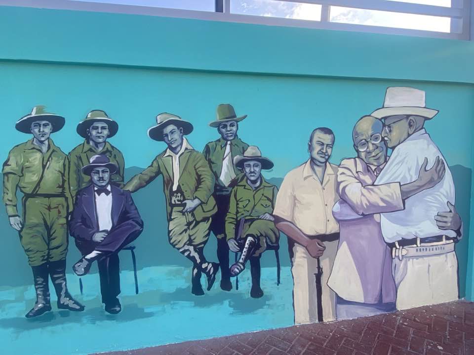 Muralistas dan toques finales a mural que honra memoria del héroe nacional, Gregorio Urbano Gilbert Suero