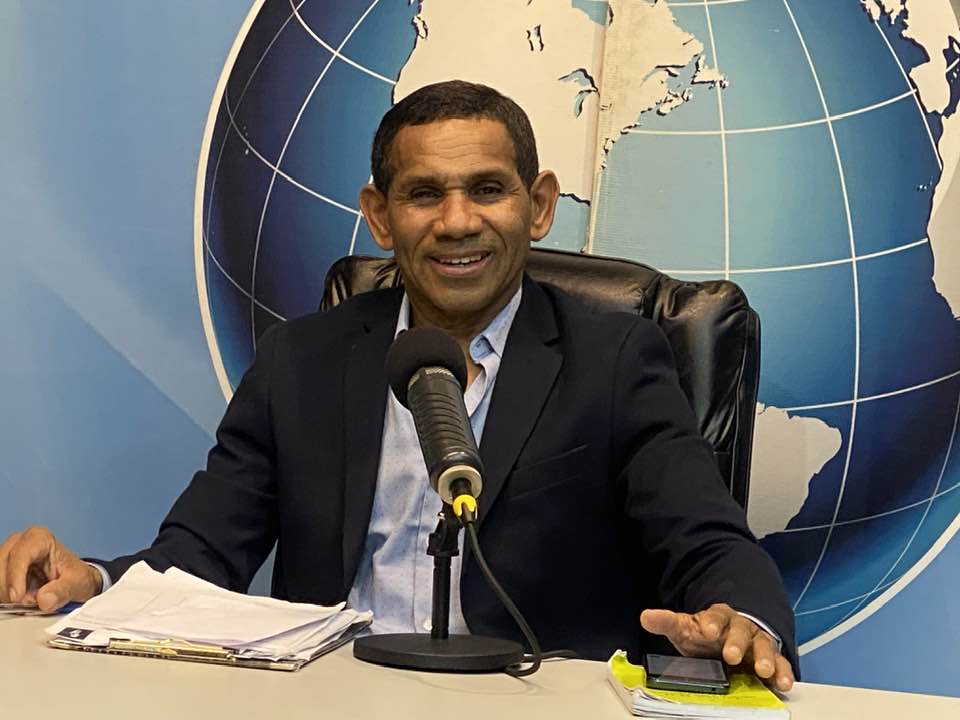 El Querido afirma que para querer la reelección de Luís Abinader por cuatro años más hay que ser suicida, empleado público o un matemático que le guste contar males