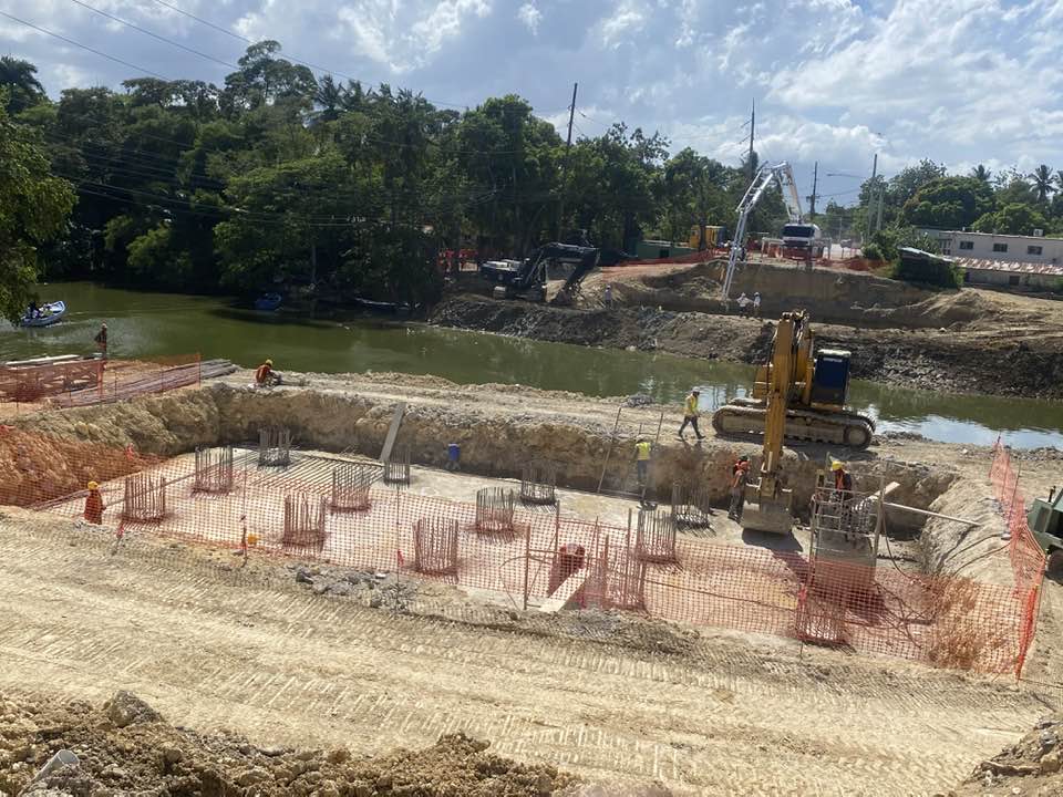 Garantizan que para el mes de diciembre 2023 estará concluido el puente de Cangrejos