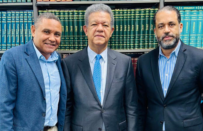 Leonel Fernández recibe a precandidato a diputado Francisco (Ricardo) Lantigua en FUNGLODE; Lantigua fue introducido por Iván López Mercado