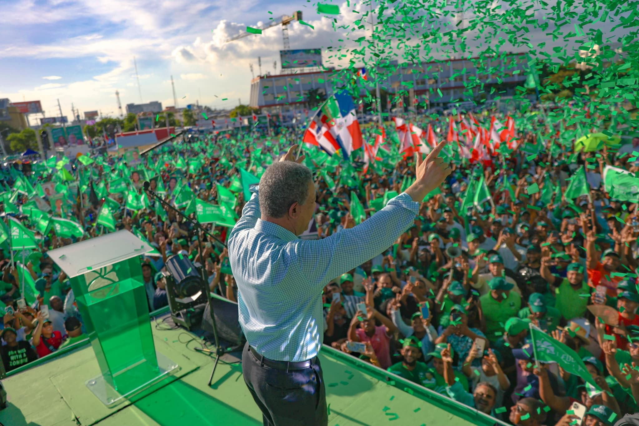 Leonel en la Plaza de la Bandera: «Hoy se ha sellado el triunfo electoral de la Fuerza del Pueblo»