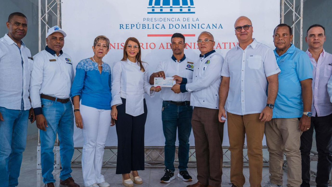 Gobierno entrega recursos a iglesia, sindicato y sector deportivo de Puerto Plata