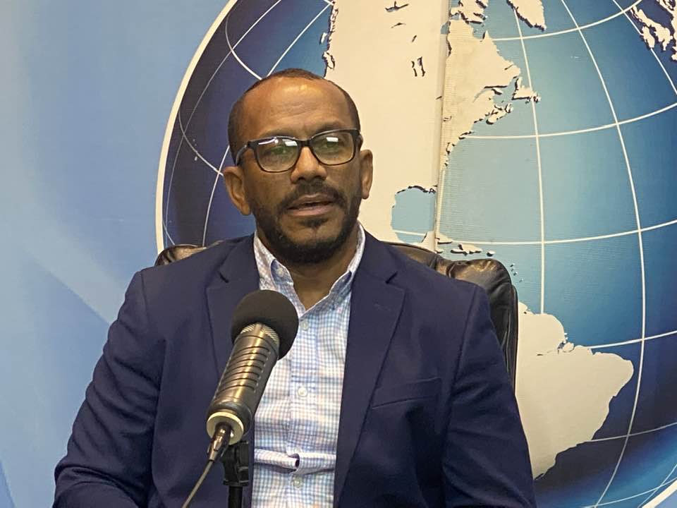 Precandidato a diputado José Tomás Díaz estudia datos de Gallup Dominicana, Ipsos y Centro económico para cotejar sus datos con los de la Comisión Nacional  de Elecciones Internas del  PRM