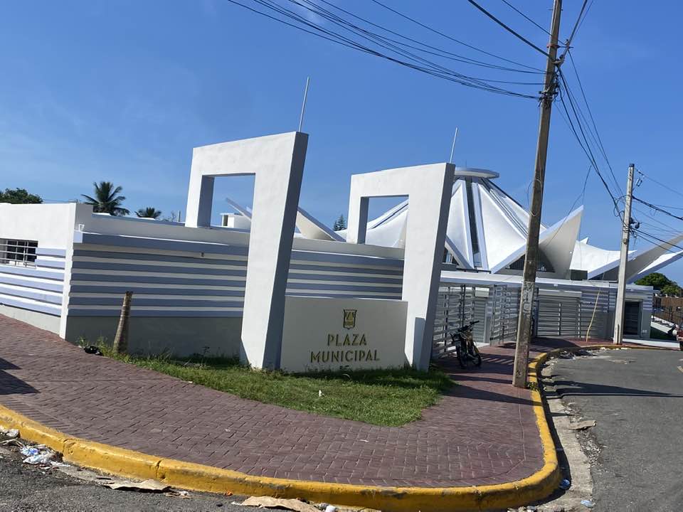 Mercaderes denuncian exclusión, corrupción y otras irregularidades en distribución de módulos de la Plaza Municipal