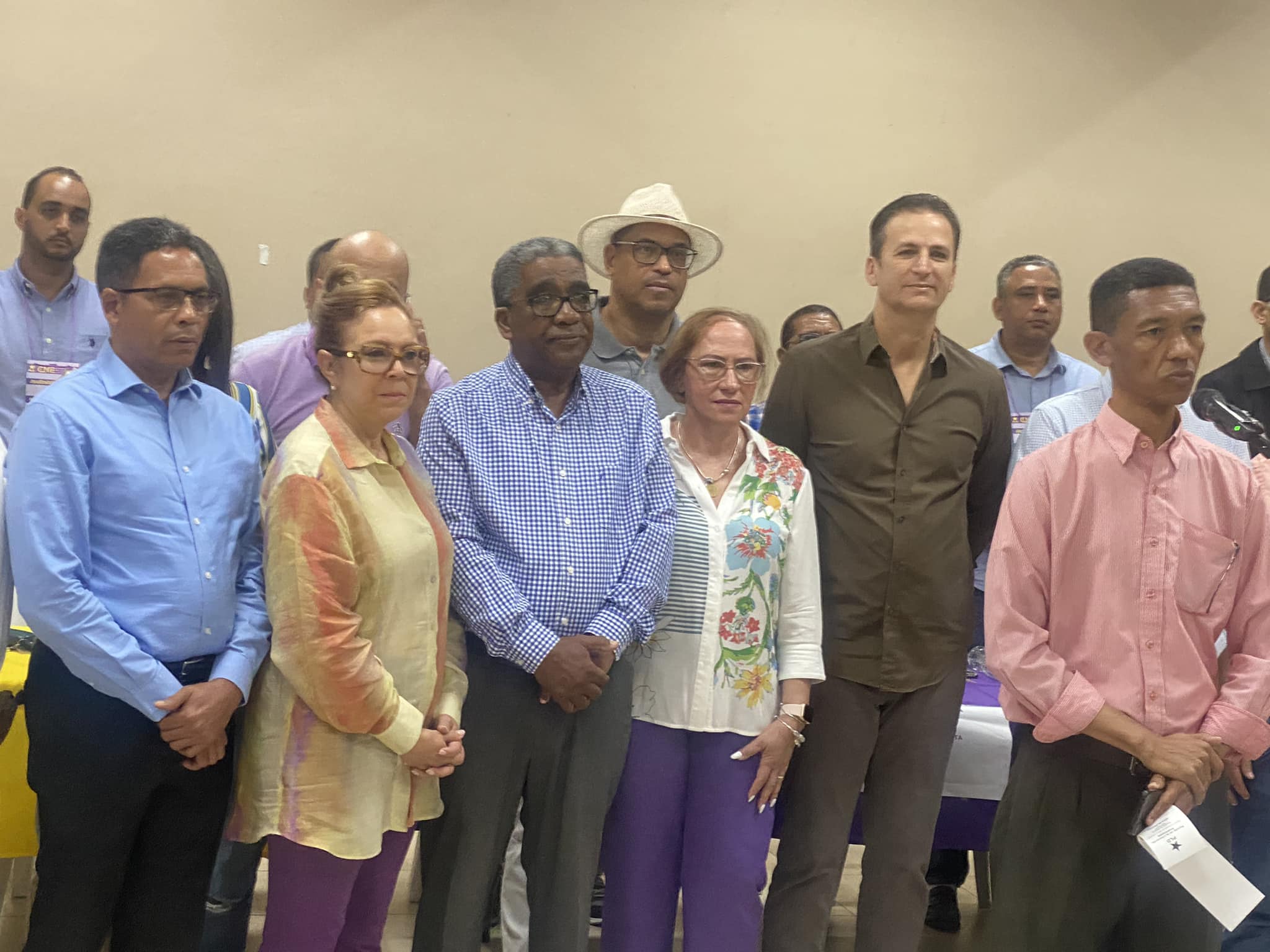 Dirigentes de organismos, incluyendo presidentes de comités de bases del PLD concurrieron este domingo a votar