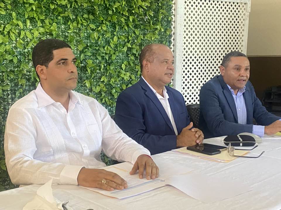 Francisco Lantigua, Ricardo Reyes y Luciano Vásquez impugnaron ante Fuerza del Pueblo resultados de encuestas con las que se pretende arrebatarles candidaturas