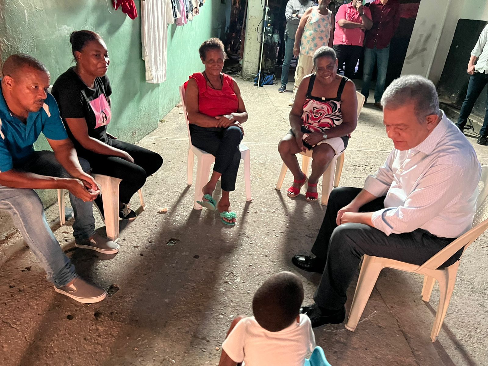 Leonel visita sin avisar sector Villa Duarte, SDE, para conversar con residentes