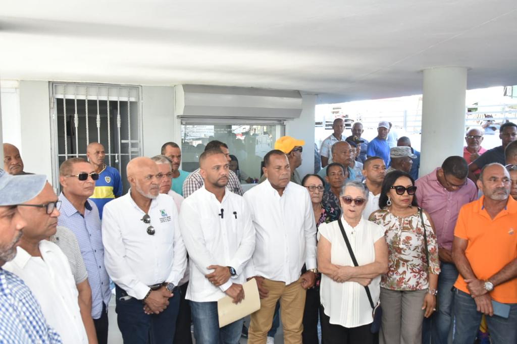 Alcaldía P. Plata advierte que a partir del jueves vendedores no podrán estar en calles alrededor del mercado