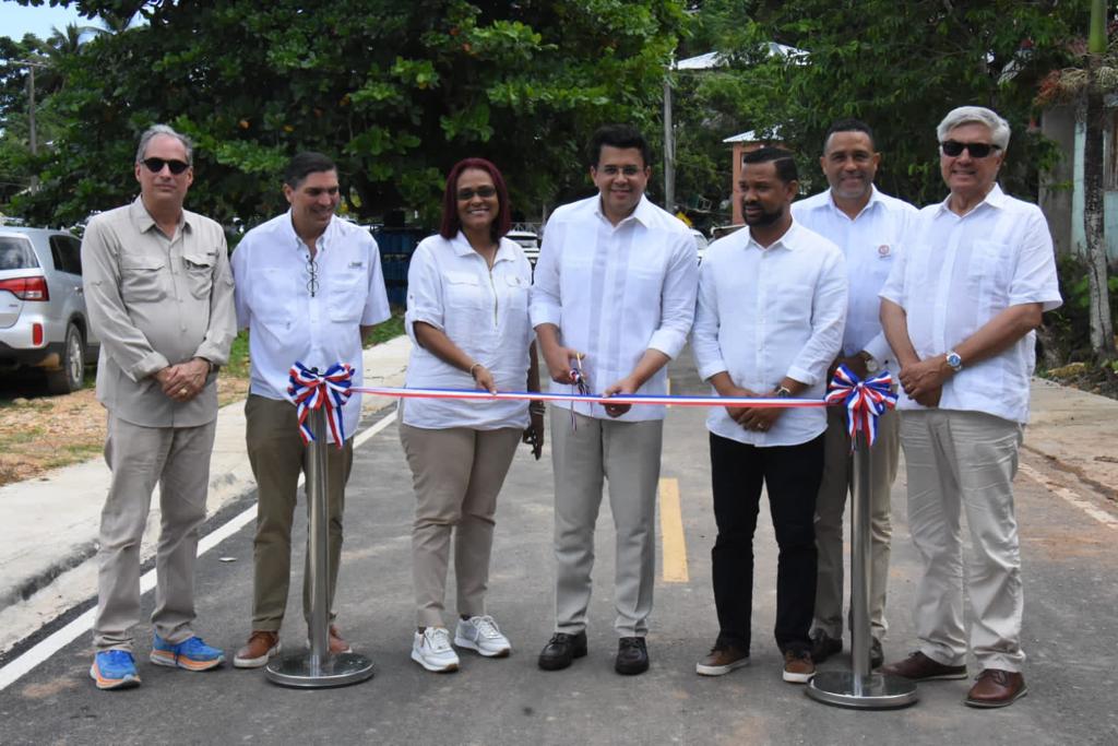 Ministro de Turismo inaugura reconstrucción de infraestructuras viales en Las Terrenas, Samaná