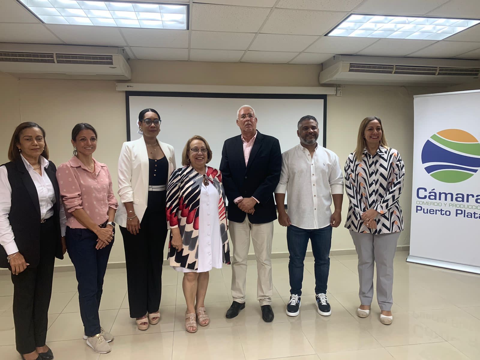 Proconsumidor imparte charla sobre buenas prácticas comerciales para negocios turísticos en Puerto Plata