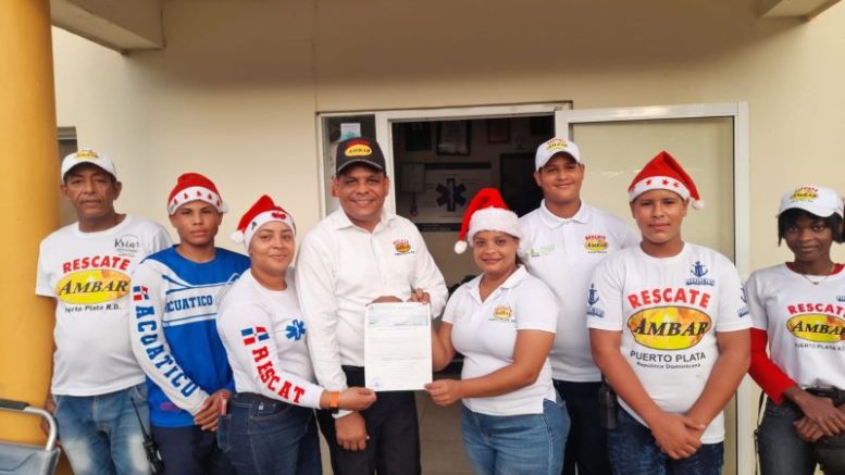 Gobierno entrega RD4.5 millones a Rescate Ámbar para moderna ambulancia