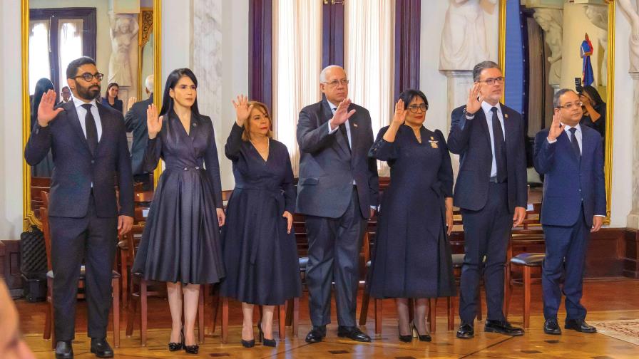 Presidente del Tribunal Constitucional asume funciones y responde dudas sobre neutralidad