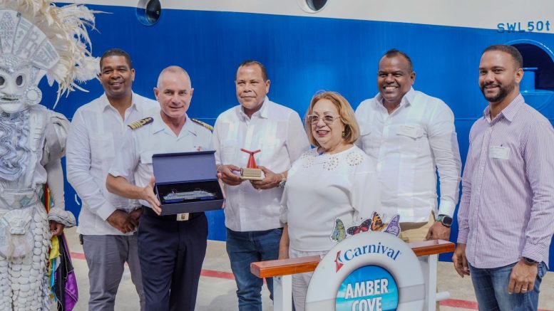 Alcalde de Puerto Plata da la bienvenida a más de 25,000 cruceristas que llegaron este martes