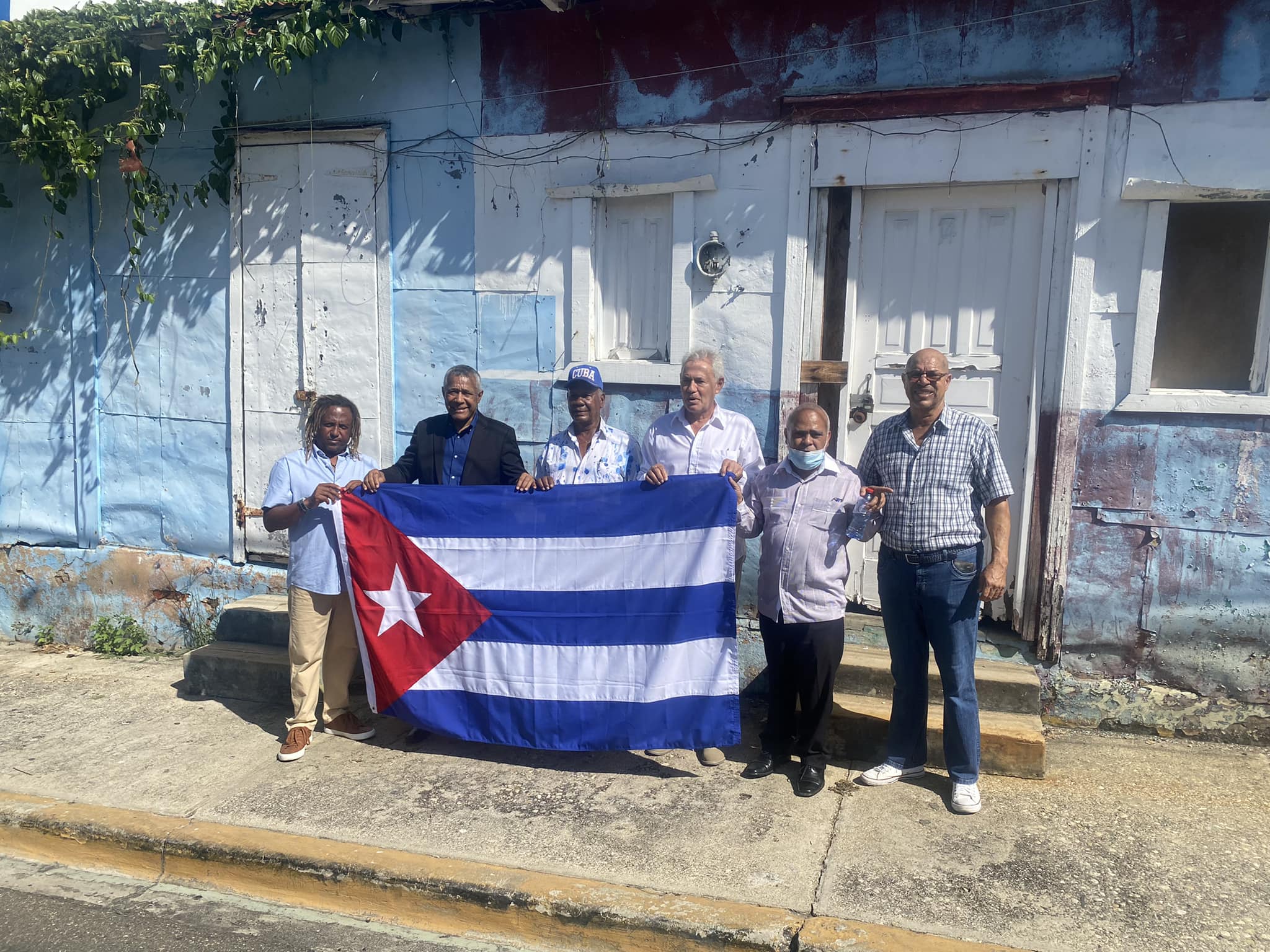 Embajador de Cuba y organizaciones realizan ofrenda floral ante busto del general Antonio Maceo Grajales