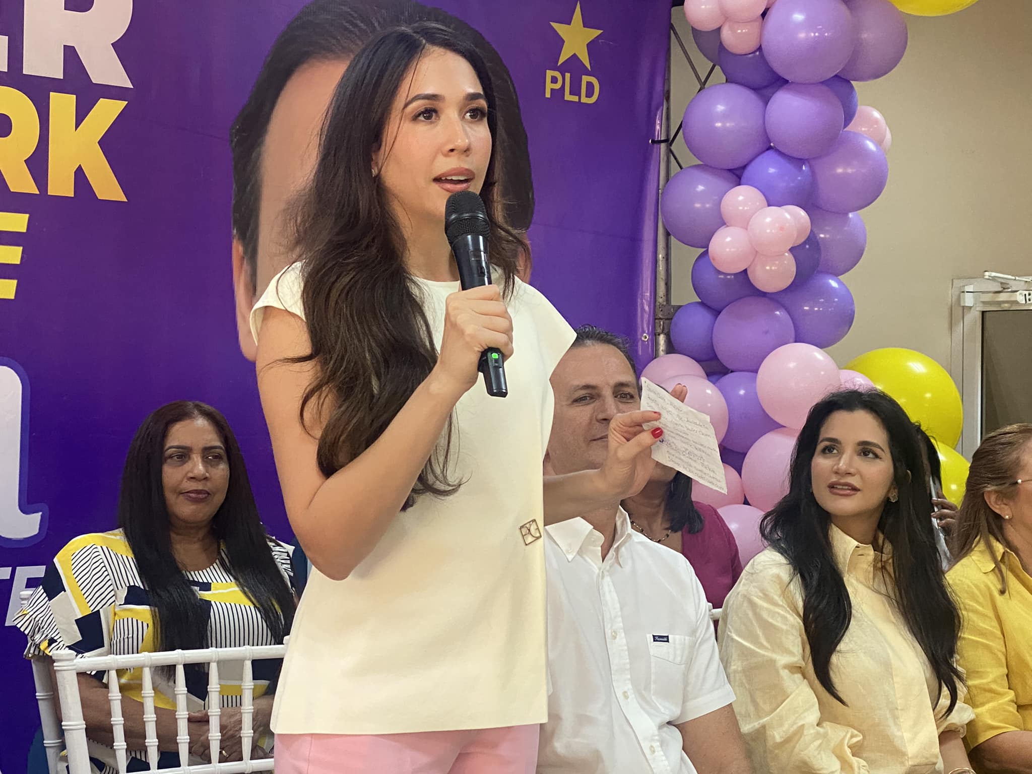 Naioni Reyes y decenas de mujeres dieron apoyo a los candidatos a alcalde, Javier Clark, a senador, Walter Musa y presidencial Abel Martínez