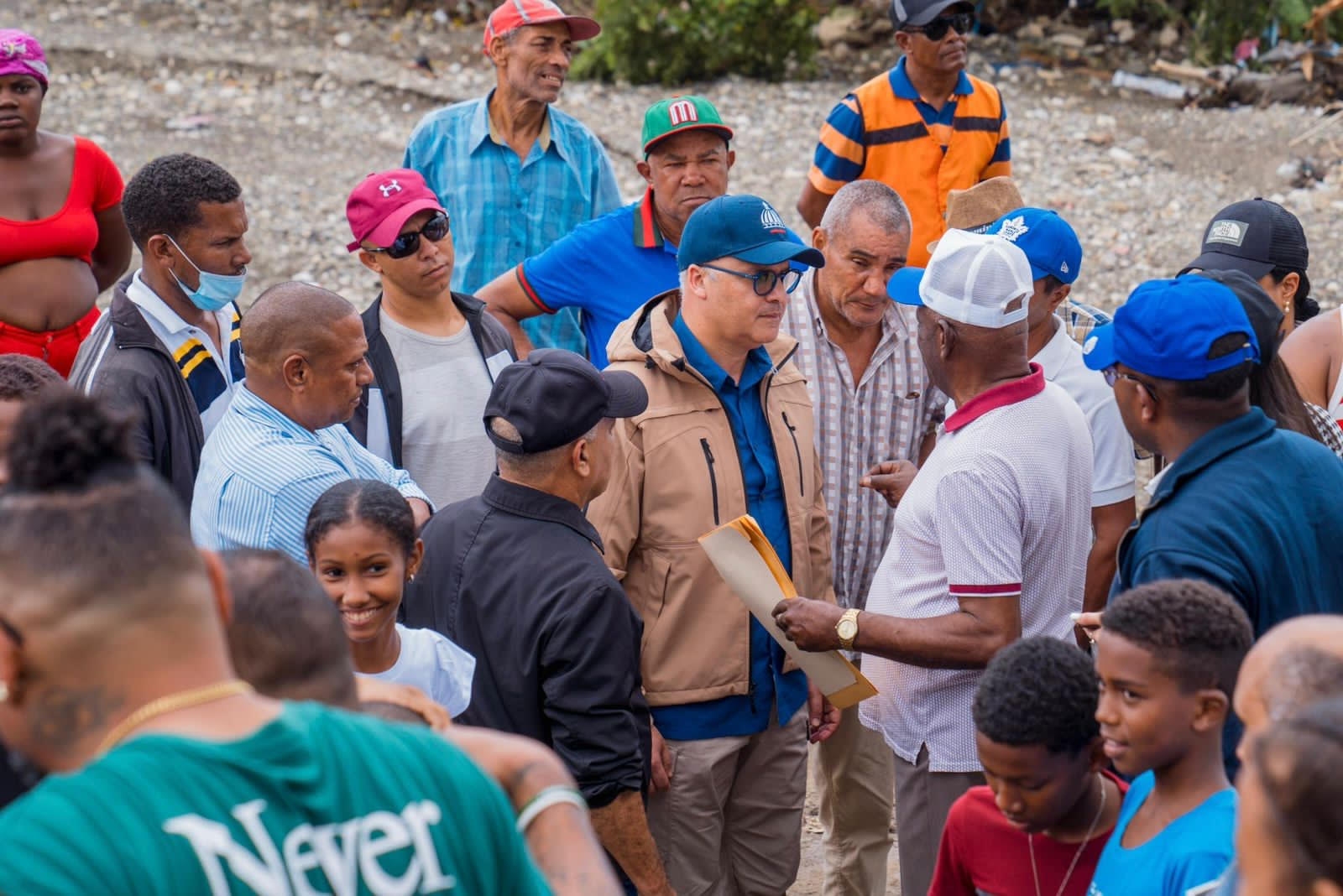 Ministro Igor Rodríguez asiste a las familias afectadas por las lluvias en Puerto Plata