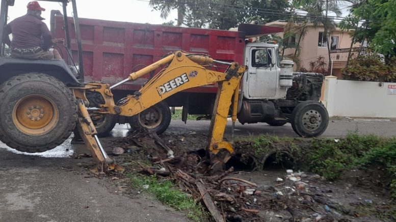 Alcaldía de Puerto Plata interviene cañadas para evitar inundaciones