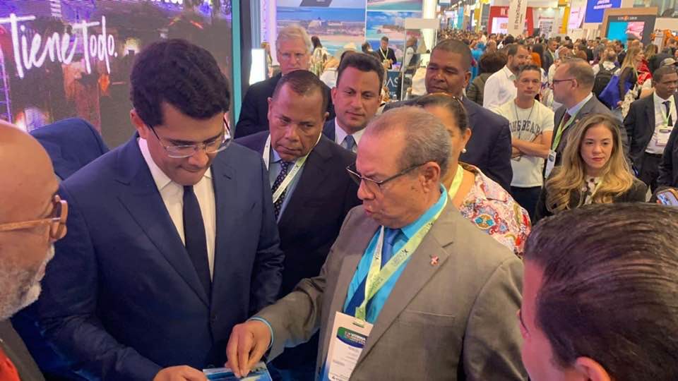 Ministro de Turismo, David Collado, recibió de manos del periodista Manuel Gilbert un ejemplar del libro “Anuario Turístico del destino turístico de Puerto Plata”