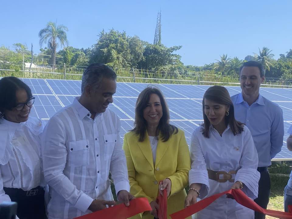 Carnival Corporation inaugura parque de paneles solares que suministrará el 80% de la demanda energética de la terminal Amber Cove