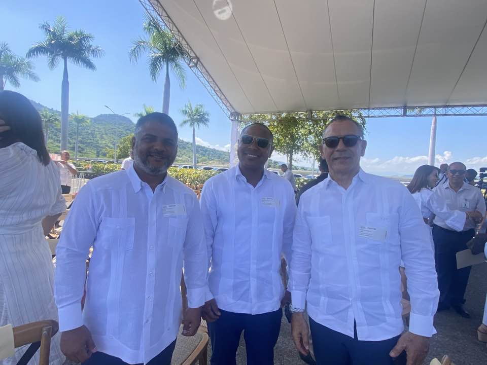 Director Regional Nortede Turismo, Atahualpa Paulino, saluda puesta en funcionamiento en la terminal Amber Cove de Maimón parque de paneles solares