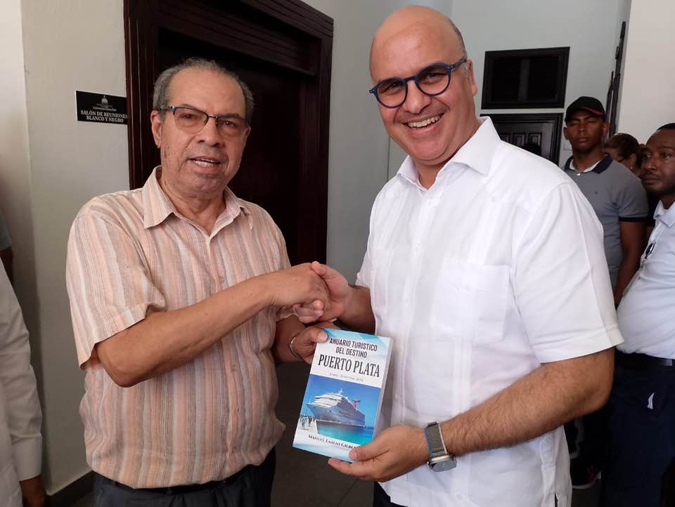 Periodista Manuel Gilbert entrega libro “Anuario Turístico del Destino Puert Plata 2024” a ministro Administrativo de la Presidencia, Igor Rodríguez