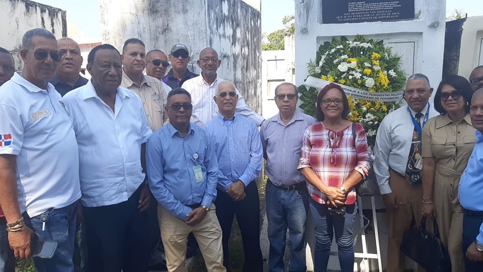 Con ofrenda floral en tumba de Rubén Darío Santos Caraballo gremios de PP conmemoran Día Nacional del Periodista